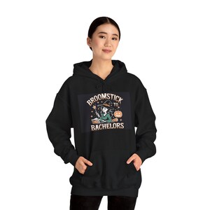 Besenstiel zum Bachelor-Grad cleverer Hoodie, Junggesellen-Geschenk, Unisex mit Kapuze Sweatshirt, lustige Abschlusskleidung, Besenstiel-Designbildung