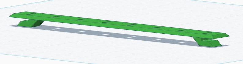 K&ouml;nnte beinhalten: Ein leuchtend gr&uuml;nes, geometrisches Objekt mit einer langen, rechteckigen Oberseite und zwei abgewinkelten St&uuml;tzen. Die Oberseite hat mehrere gleichm&auml;&szlig;ig verteilte, rechteckige Aussparungen. Das Objekt wirft einen Schatten.