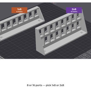 Puede incluir: Dos soportes de rack de color gris claro impresos en 3D con lados angulados y orificios de montaje. Una unidad tiene una fila de 8 puertos etiquetada 1x8, y la otra tiene dos filas de 8 puertos para un total de 16 puertos etiquetada 2x8. Texto: 8 or 16 ports — pick 1x8 or 2x8.