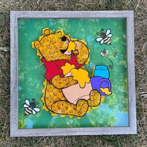 Caixa de Sombras Personalizável do Ursinho Pooh (Feita com papel cartão, flores de papel/decoração para casa, decoração de quarto, presente para qualquer ocasião)