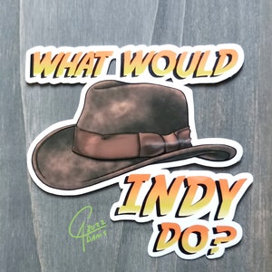 Puede incluir: Un conjunto de pegatinas que presenta un sombrero fedora marrón con una banda marrón y el texto "What Would Indy Do?" en letras naranja y amarillas.