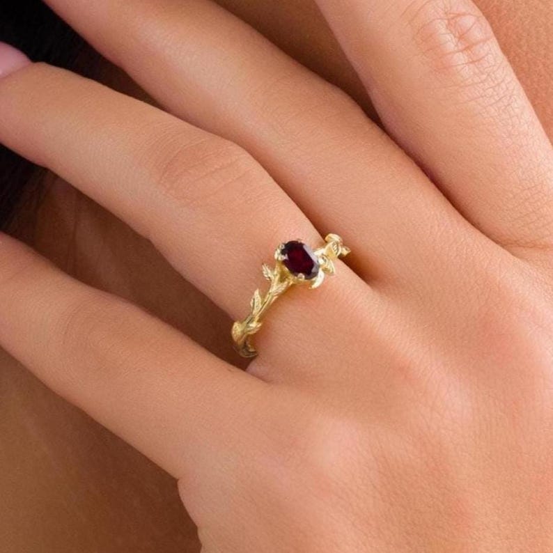 Anello in oro massiccio con foglia di rubino: anello di fidanzamento alternativo ispirato alla natura immagine 1
