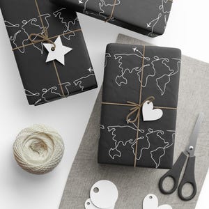 Papier cadeau minimaliste avec dessin au trait, carte du monde avec motif avion, papier cadeau noir blanc moderne pour voyageurs, élégant et recyclable