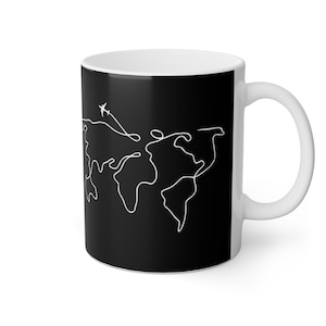 Mug de voyage carte du monde minimaliste avec design avion, cadeau moderne en céramique noire et blanche de 11 oz pour les voyageurs amateurs de géographie
