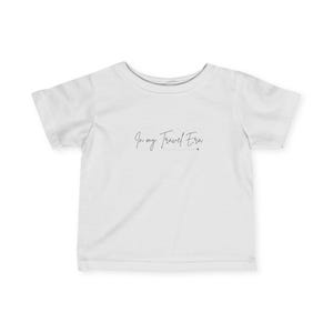 以下が含まれることがあります： 黒い文字で「In my Travel Era」と書かれた白いベビーTシャツです。