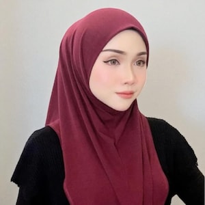 Elegant Travel-Friendly Hijab Set - Quick Dry Lightweight Headscarf for Modest Muslim Women, Stylish Activewear Shawl for Sports and Leisure
