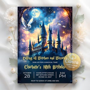 Puede incluir: Una invitación digital con temática de fantasía. Presenta un castillo, un búho y gafas contra un fondo de cielo nocturno. El texto dice "Calling all Witches and Wizards" y detalles para un décimo cumpleaños.