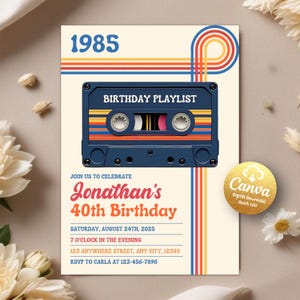 Puede incluir: Una invitación a una fiesta de cumpleaños con temática retro con un gráfico de cinta de casete. La invitación presenta el texto "1985", "Birthday Playlist", "Jonathan's 40th Birthday", "Saturday, August 24th, 2025", "7 O'Clock in the Evening", "123 Anywhere Street, Any City, 12345", y "RSVP to Carla at 123-456-7890".