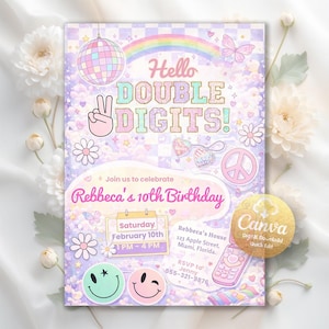 Könnte beinhalten: Eine pastellfarbene Geburtstagseinladung mit dem Text "Hello DOUBLE DIGITS!" und "Rebbeca's 10th Birthday." Das Design umfasst eine Discokugel, einen Regenbogen, Schmetterlinge, ein Friedenszeichen und Smileys. Die Einladung enthält auch Datum, Uhrzeit und Ort der Party.