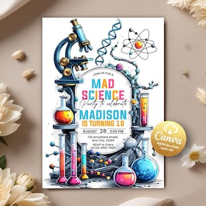 Pode incluir: Um convite colorido para uma festa de ciência maluca para celebrar o aniversário de 10 anos de Madison. O convite apresenta um microscópio, béqueres e uma cadeia de DNA. O texto do convite diz "Junte-se a nós para uma festa de ciência maluca para celebrar o aniversário de 10 anos de Madison. 28 de agosto, 15:00, 123 Anywhere street, Any City, 12345. RSVP para Clara no 123-456-7890."