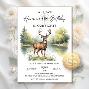 Op de afbeelding: Een verjaardagsuitnodiging met een aquarel illustratie van een hert bij een meer. De tekst luidt "Harison's 7e verjaardag" en "Laten we wat plezier beleven!" met evenementdetails. Inclusief een Canva-logo.