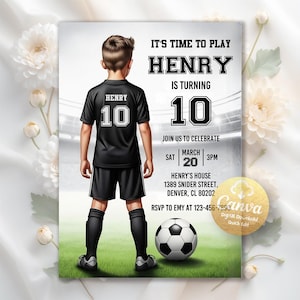 Pode incluir: Um convite de aniversário com tema de futebol. Apresenta um menino com uma camisa preta com "HENRY" e o número "10". O convite inclui o texto "IT'S TIME TO PLAY" e detalhes da festa.