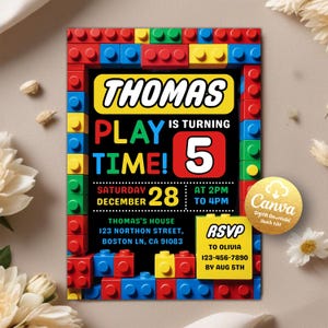 Può includere: Un colorato invito di compleanno progettato per assomigliare a mattoncini giocattolo. L'invito presenta il nome "THOMAS", le parole "PLAY TIME!" e il numero "5". Include i dettagli dell'evento e una sezione RSVP.