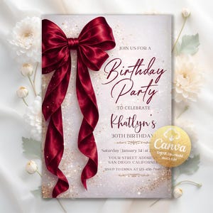 Puede incluir: Invitación a una fiesta de cumpleaños con un gran lazo y cintas de color burdeos. El texto de la invitación dice: "¡Únase a nosotros para una fiesta de cumpleaños para celebrar el 30 cumpleaños de Khatlyn!" con detalles del evento e información de RSVP.