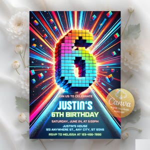 以下が含まれることがあります： 中央にピクセル化された数字の6があり、カラフルな光のバーストで囲まれた、鮮やかな誕生日の招待状。「ジャスティンの6歳の誕生日」とイベントの詳細が書かれています。Canvaのロゴが右下にあります。