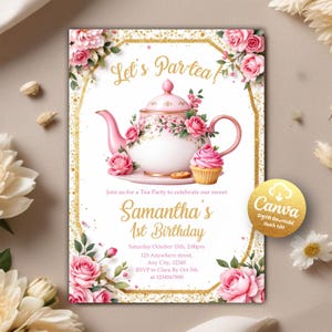 Könnte beinhalten: Eine rosafarbene und goldene Einladung zu einer Teeparty mit einer Teekanne, einem Cupcake und Blumen. Der Text lautet "Let's Partea!" und "Samantha's 1st Birthday".