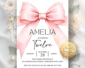以下が含まれることがあります： 大きなピンクのリボンが上部にあるデジタル招待状。「AMELIA」という名前が「IS TURNING Twelve」という言葉の上に表示されています。日付と時刻、住所、RSVP情報も含まれています。Canvaのロゴが右下にあります。