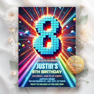 以下が含まれることがあります： 中央にピクセル化された青色の数字8がある、鮮やかな誕生日の招待状。「Justinの8歳の誕生日をお祝いしましょう」というテキストとイベントの詳細が含まれています。背景にはカラフルなバーストデザインが施されています。