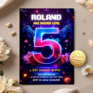 Op de afbeelding: Een digitale uitnodiging met een gamingthema. Het ontwerp toont de naam "ROLAND" in witte blokletters boven de zin "HAS REACHED LEVEL". Een groot getal "5" staat in het midden, met datum en tijd eronder. Inclusief een Canva-logo.