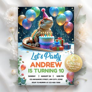 Puede incluir: Una invitación de cumpleaños con un lagarto de dibujos animados con un gorro de fiesta, una tarta, globos y regalos. La invitación dice "Let's Party, Andrew is turning 10" con fecha, hora y lugar.