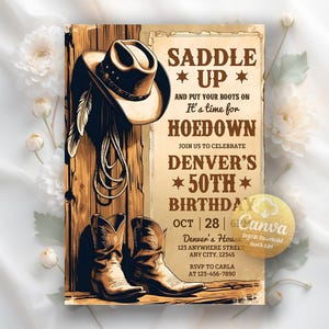 Puede incluir: Una invitación con temática del oeste. Un sombrero de vaquero cuelga de una pared de madera junto a una cuerda y plumas. Botas de vaquero en la parte inferior. El texto de la invitación dice "Saddle Up" y anuncia un cumpleaños número 50.