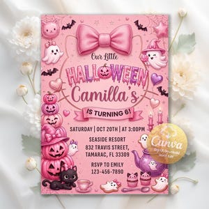 Könnte beinhalten: Eine rosa Halloween-Geburtstagseinladungskarte mit einer großen Schleife, gestapelten Kürbissen, einer schwarzen Katze, Geistern und Fledermäusen. Der Text lautet: Our Little Halloween Camilla's IS TURNING 6! SATURDAY | OCT 20TH | AT 3:00PM SEASIDE RESORT 832 TRAVIS STREET, TAMARAC, FL 33309 RSVP TO EMILY 123-456-7890.