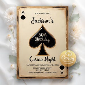 Puede incluir: Una invitación de cumpleaños con temática de casino con un diseño de carta de juego. La invitación incluye el texto "You're Invited to Jackson's 50th Birthday Casino Night". El diseño incorpora un símbolo de pica negro con detalles dorados.