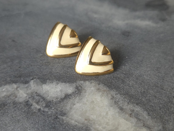 Rounded Triangle Graduated Layer White Enamel Gol… - image 1