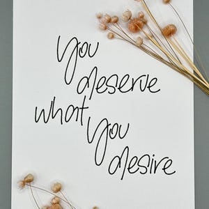 Motivationskarte l ‚You Deserve What You Desire‘ l A6 Postkarte mit Spruch l schwarz-weiss l minimalistisch