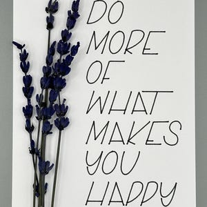 Motivationskarte l ‚do more of what makes you happy‘ l A6 Postkarte mit Spruch l schwarz-weiss l minimalistisch