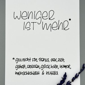 Lustige Karte I ‚Weniger ist mehr*‘ I A6 Postkarte mit Humor I schwarz-weiss minimalistisch