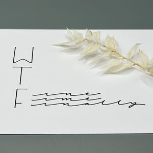 Lustige Karte I ‚WTF: Wine Time Finally‘ I A6 Postkarte mit Wortspiel I schwarz-weiss minimalistisch