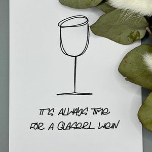 Lustige Karte l ‚It’s always time for a Glaserl Wein‘ l A6 Postkarte mit Spruch l schwarz-weiss l minimalistisch