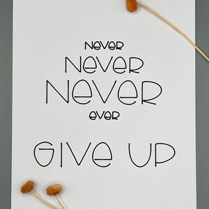 Motivationskarte I ‚Never, Never, Never, ever GIVE UP‘ I A6 Karte mit Spruch I schwarz weiss l minimalistisch