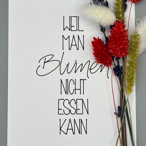 Lustige Karte l ‚Weil man Blumen nicht essen kann‘ l A6 Postkarte mit Spruch l schwarz-weiss minimalistisch