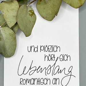 Spruchkarte l ‚Und plötzlich hört sich lebenslang romantisch an‘ l A6 Postkarte Liebe l schwarz-weiss l minimalistisch l Hochzeit