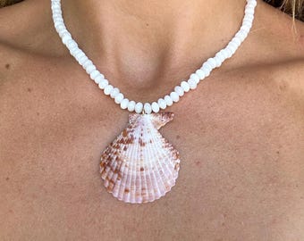 Collar de concha de vieira rosa con cuentas de concha