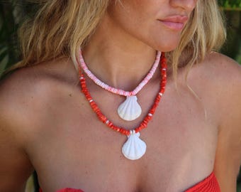 Collar de conchas de vieira y cuentas de concha rosa