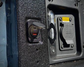 USB充電キット - フォード・マーベリック フレックスベッド E-DIY (2022年以降)