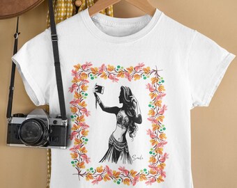 Camiseta Floral Selfie Girl | Camiseta com Arte em Estilo Vintage