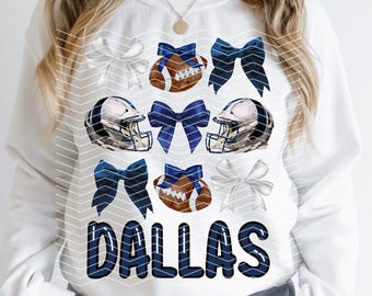 Può includere: Felpa bianca con un design blu e bianco con caschi da football americano, palloni da football e fiocchi. Il testo "DALLAS" è stampato in nero.