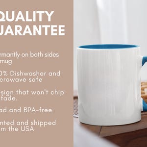 K&ouml;nnte beinhalten: Wei&szlig;er Keramikbecher mit blauem Innenraum und Griff. Der Becher tr&auml;gt den Text &bdquo;QUALITY GUARANTEE&ldquo; und Aufz&auml;hlungszeichen zu den Eigenschaften des Bechers. Der Becher ist sp&uuml;lmaschinen- und mikrowellengeeignet.