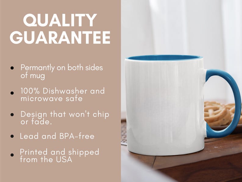 K&ouml;nnte beinhalten: Wei&szlig;er Keramikbecher mit blauem Innenraum und Griff. Der Becher tr&auml;gt den Text &bdquo;QUALITY GUARANTEE&ldquo; und Aufz&auml;hlungszeichen zu den Eigenschaften des Bechers. Der Becher ist sp&uuml;lmaschinen- und mikrowellengeeignet.