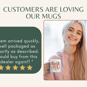 K&ouml;nnte beinhalten: Eine wei&szlig;e Tasse mit dem Text "COFFEE CLUB" und floralen Illustrationen und Kaffeebohnen wird von einer l&auml;chelnden Person gehalten. Das Bild enth&auml;lt den Text "CUSTOMERS ARE LOVING OUR MUGS" und eine Kundenrezension.