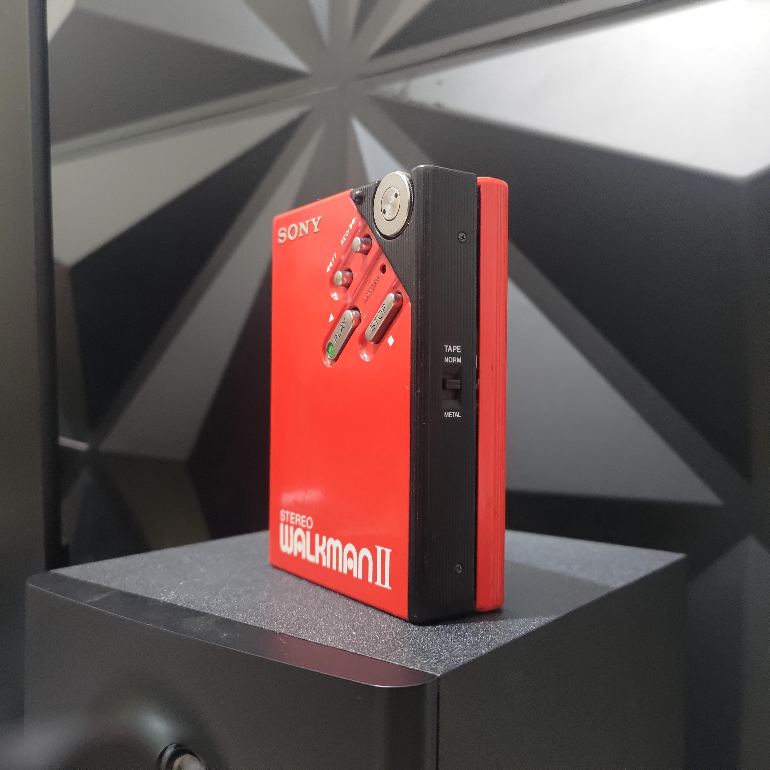 カセットテーププレーヤー：ソニー ウォークマン WM-2 レッド