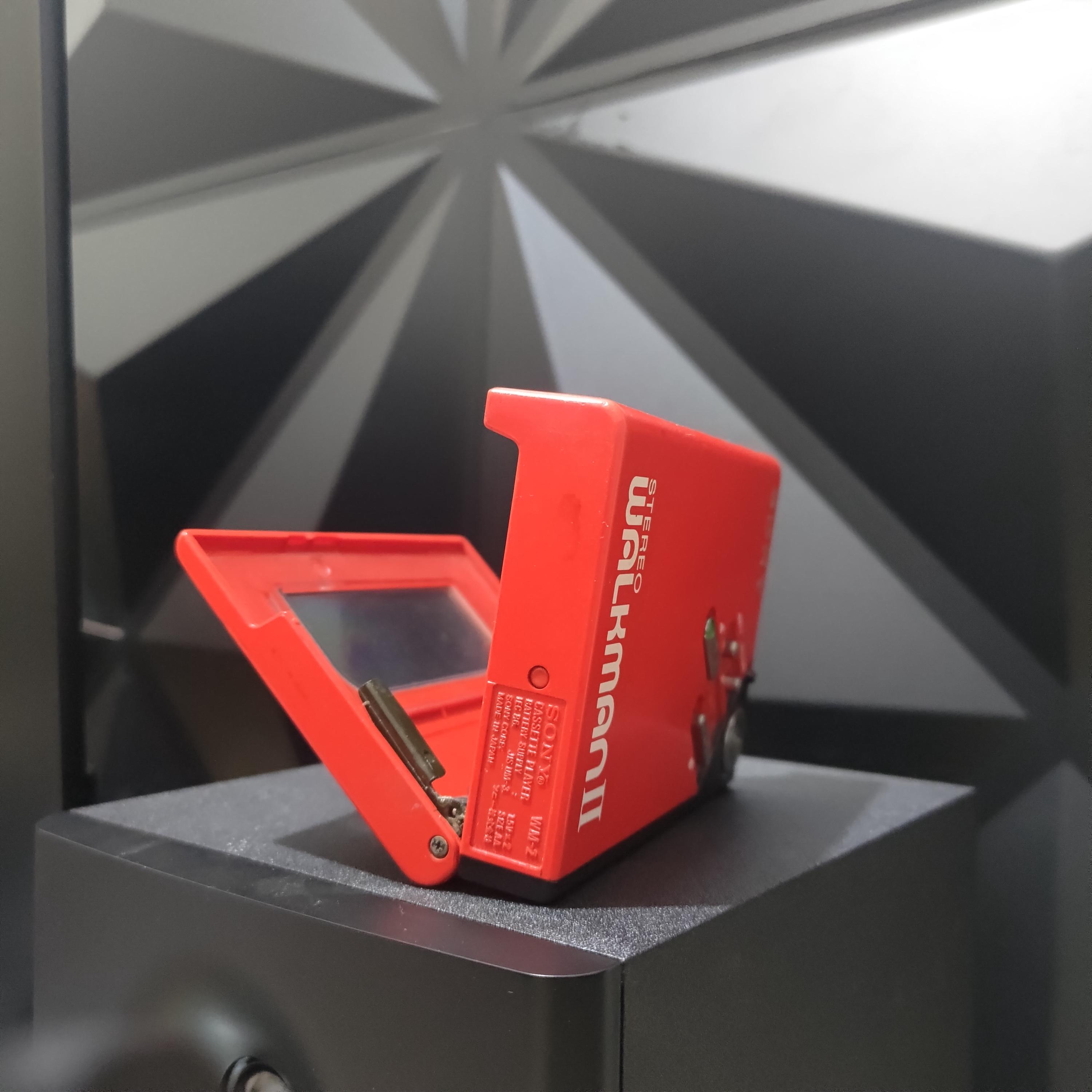 カセットテーププレーヤー：ソニー ウォークマン WM-2 レッド