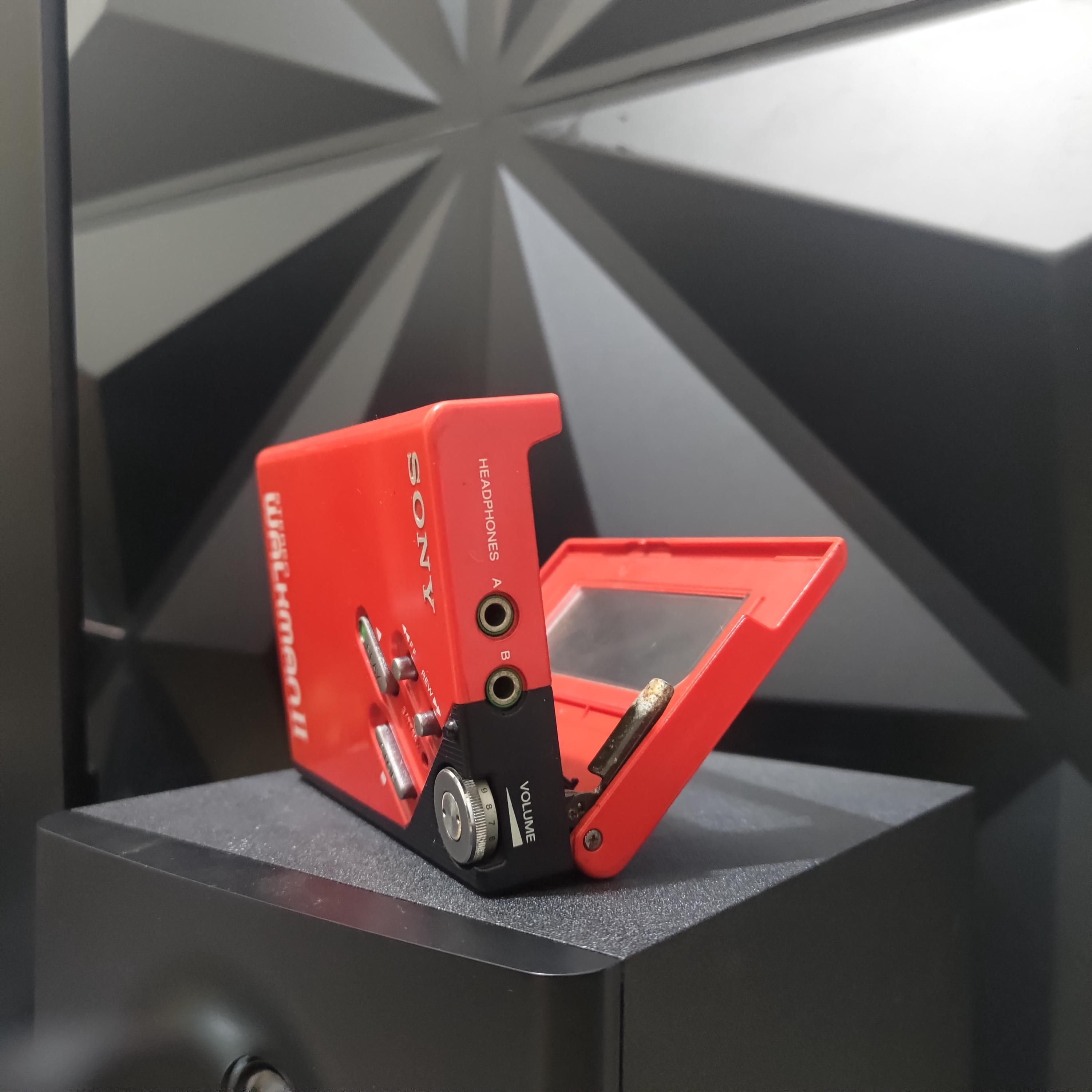 カセットテーププレーヤー：ソニー ウォークマン WM-2 レッド