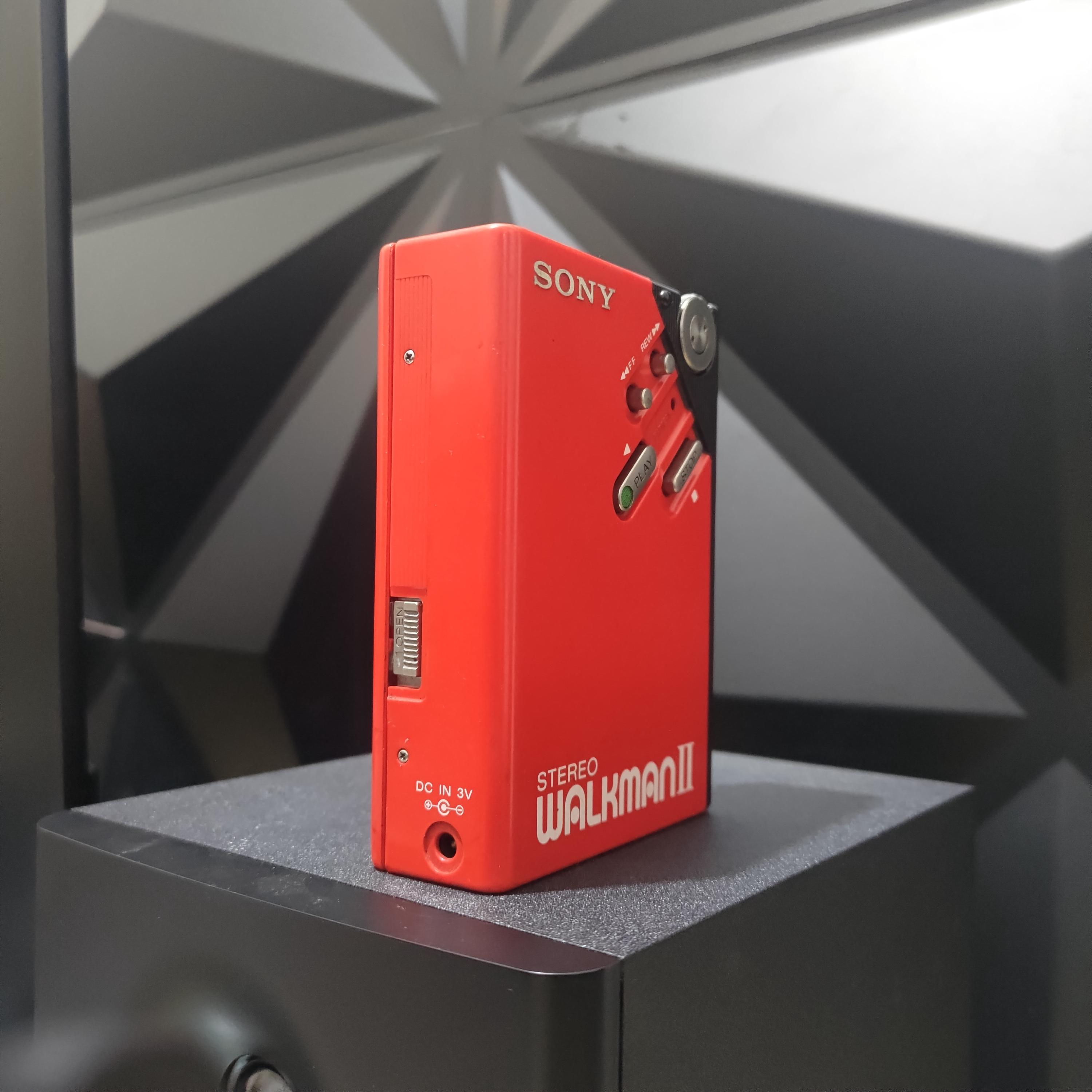 カセットテーププレーヤー：ソニー ウォークマン WM-2 レッド