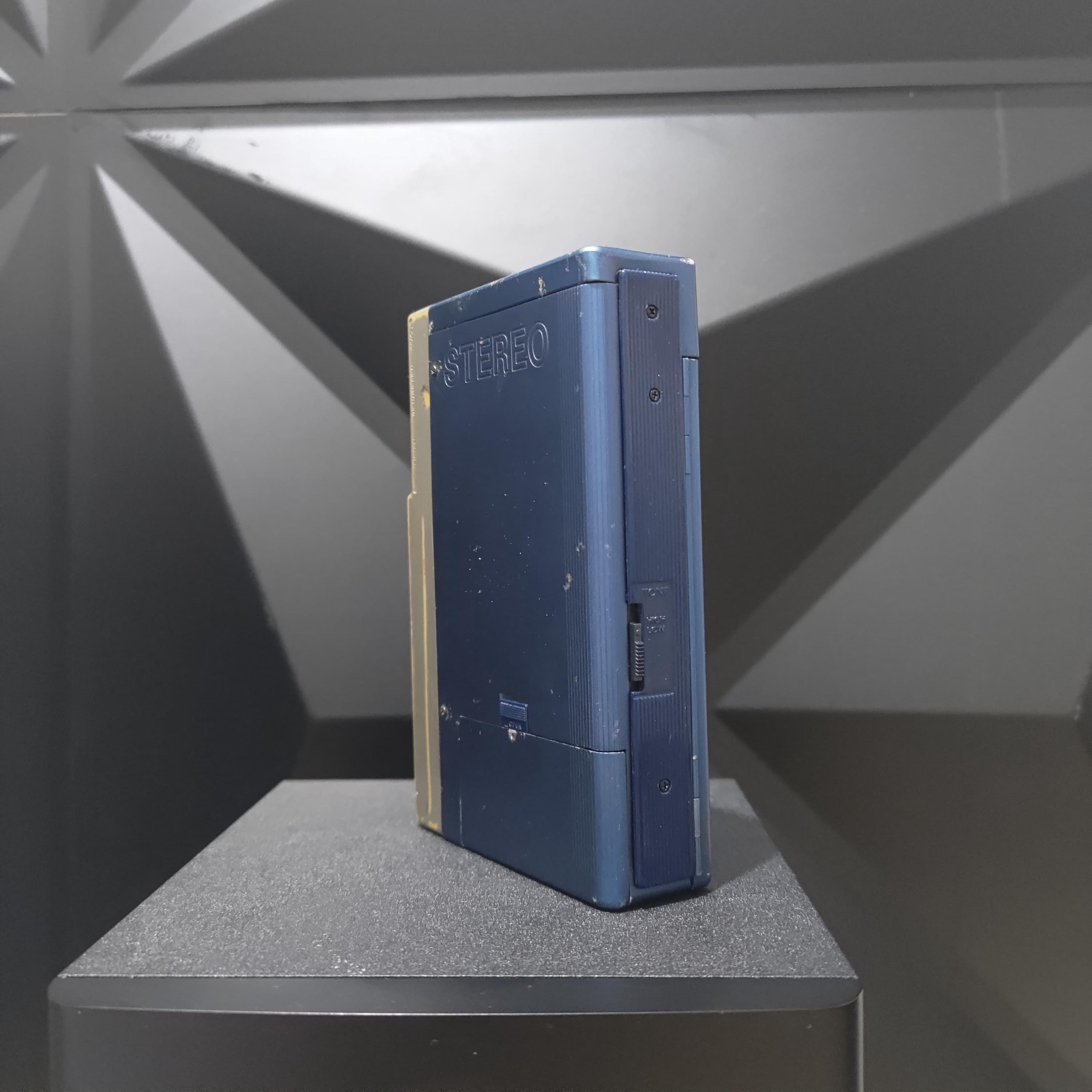 カセットテーププレーヤー：ソニー ウォークマン TPS-L2 ガーディアン
