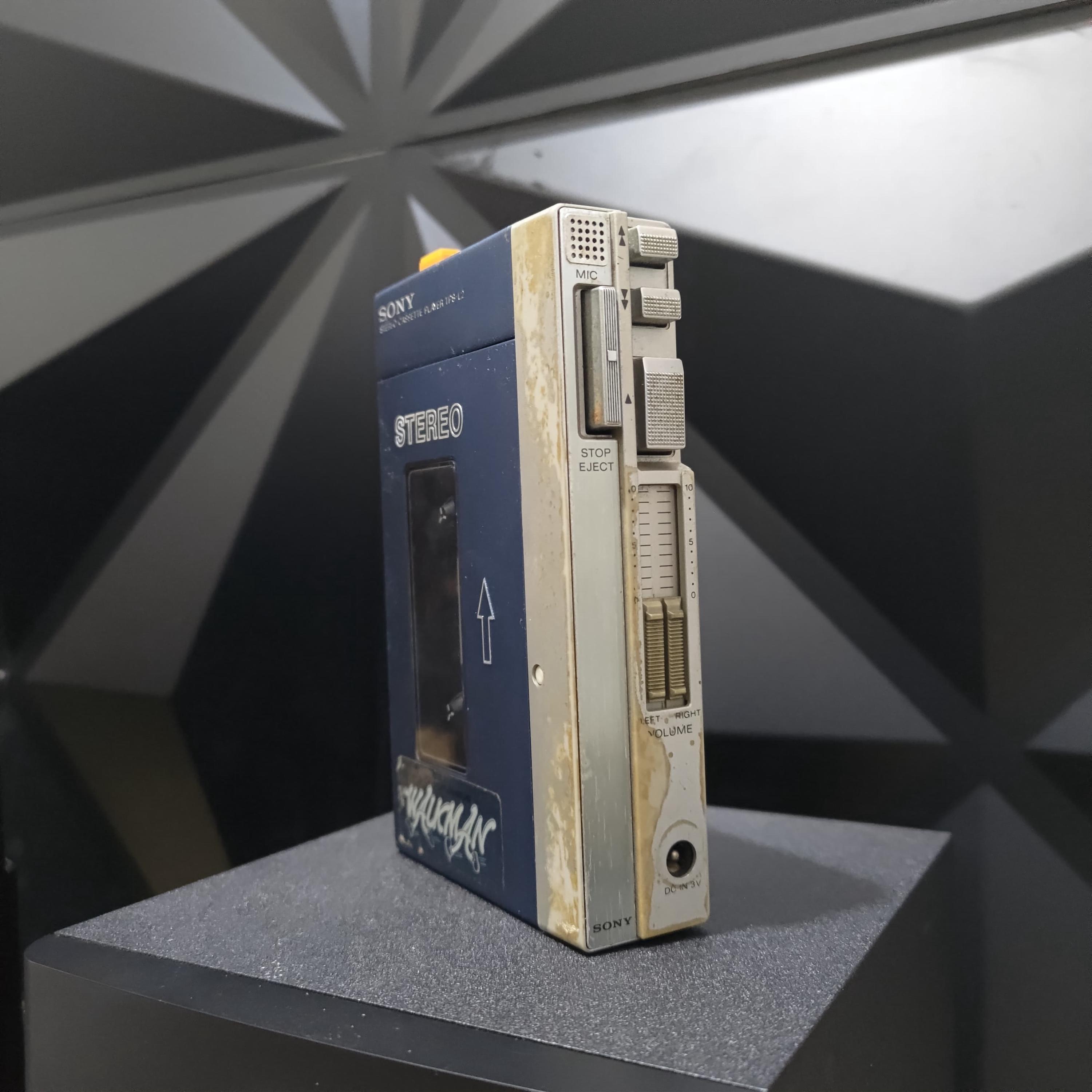 カセットテーププレーヤー：ソニー ウォークマン TPS-L2 初代